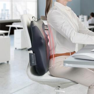 Rückenmassagegerät ist an einem Bürostuhl befestigt, während eine Person arbeitet.