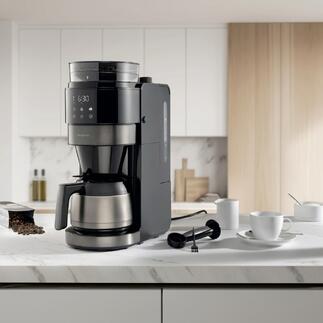 Premium Filterkaffeemaschine in einer modernen Küche mit Zubehör.