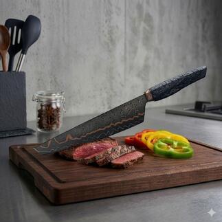 Cu-Mai-Chefmesser auf einem Holzbrett, neben geschnittenem Gemüse und Fleisch.