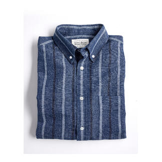 Gefaltetes Hanf-Chambray-Hemd auf weißem Hintergrund.