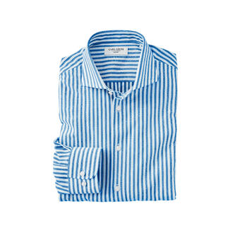 Gefaltetes blau-weiß gestreiftes Japan-Knit-Hemd mit offenem Kragen.