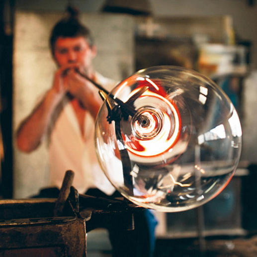 Die aufwändige Handarbeit erinnert an die hohe Kunstfertigkeit venezianischer Glasbläser der Renaissance. Die aufwändige Handarbeit erinnert an die hohe Kunstfertigkeit venezianischer Glasbläser der Renaissance.