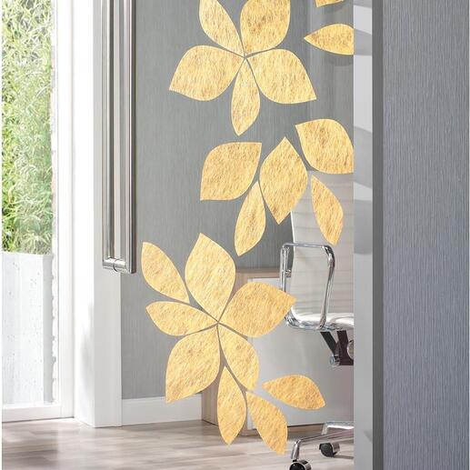 Blumenmusterhafte Wanddekoration aus Textilien.