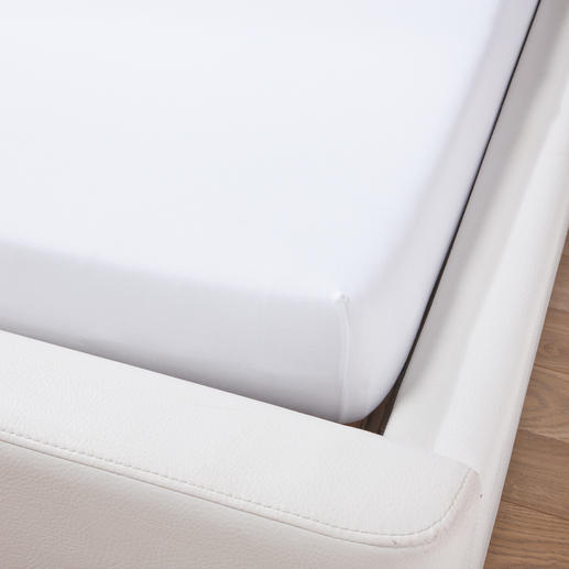 Dieses Luxus-Spannbetttuch mit einem Flächenge­wicht von 230 g/m² und einem hohen Elasthan-Anteil sitzt stets perfekt. Herkömmliche Spannbetttücher mit einem Flächengewicht von oft nur 130 g/m² werfen leicht viele Falten.