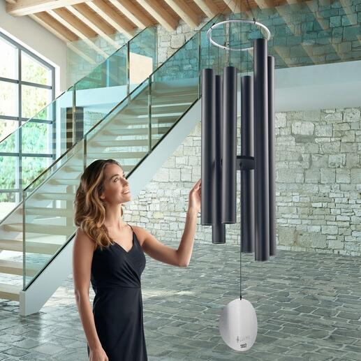 Gigantisches Wind-Klangspiel mit mehreren Rohren in einem modernen Raum.