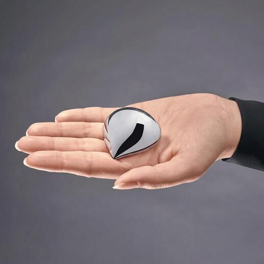 Alessi Pillendose in Form eines Wassertropfens in einer Hand