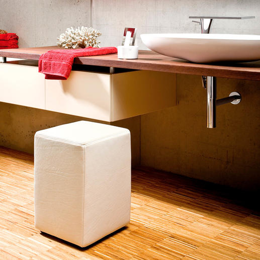 Schneeweißer Design-Hocker in einem Badezimmer.