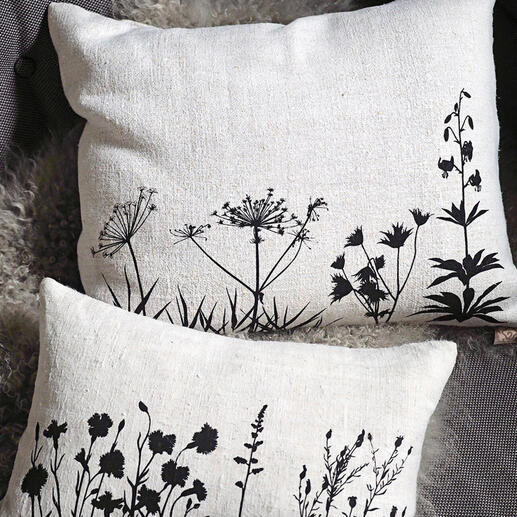 Zwei Kissen aus 100 Jahre altem Leinen mit floralem Design.