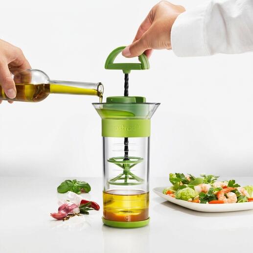 Qwik Wisk™ Hand-Quirl beim Mischen von Öl und Zutaten.