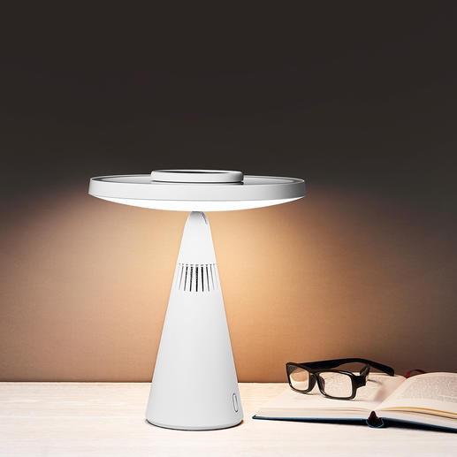 Einfach um 45° nach oben schwenken – schon wird aus Ihrem Kosmetikspiegel eine Design-Tischleuchte. Einfach um 45° nach oben schwenken – schon wird aus Ihrem Kosmetikspiegel eine Design-Tischleuchte.