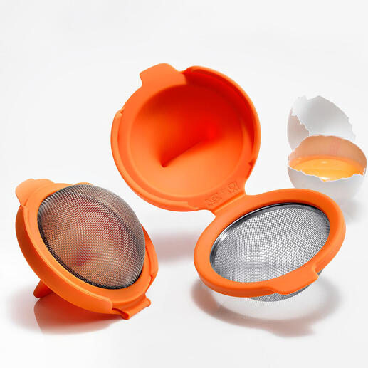 Orangenes 2er-Set Eier-Pochierer mit einem geöffneten Ei im Hintergrund.