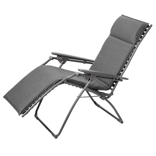 Anders als bei herkömmlichen Lounge Chairs lassen sich Rücken- und Fußteil hier stufenlos neigen. Anders als bei herkömmlichen Lounge Chairs lassen sich Rücken- und Fußteil hier stufenlos neigen.