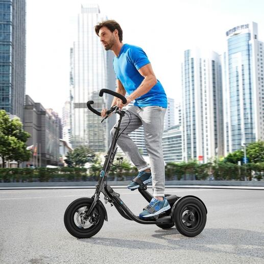 Me-Mover Fitnessgerät, Person auf dem Gerät in urbaner Umgebung.