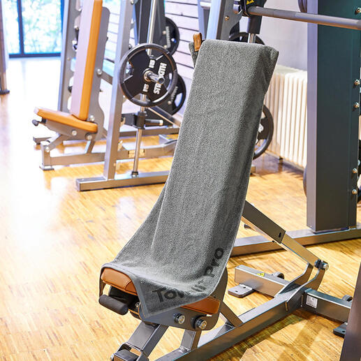 Magnetisches Sporthandtuch auf einer Trainingsbank im Fitnessstudio