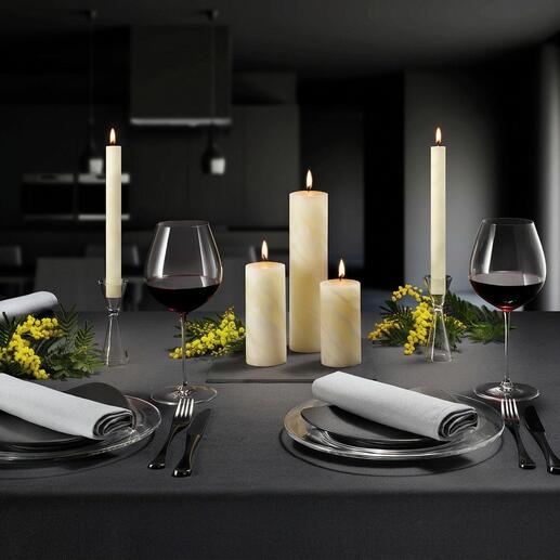 Elegante Bienenwachskerzen auf einem Tisch für ein festliches Abendessen.