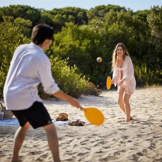 Paar am Strand, spielt handgefertigtes Beachball-Spiel