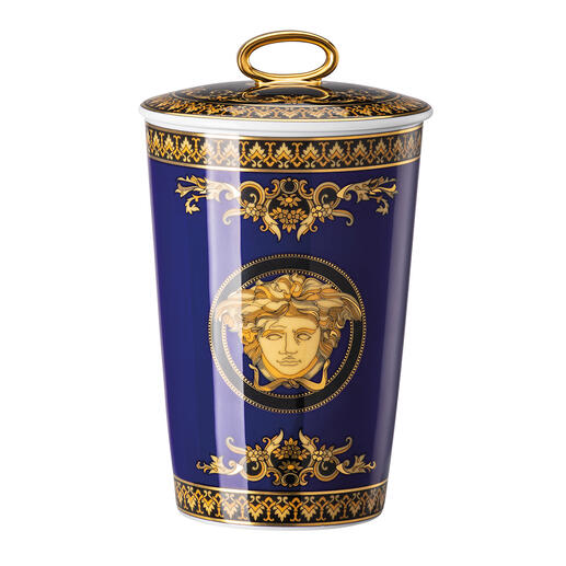 Versace Duftkerze, 600 g Ganz typisch mit prachtvoll goldglänzendem Medusa-Motiv. Ein opulentes Fest für die Sinne.