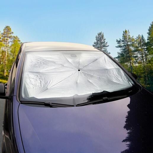 Auto-Sonnenschirm auf der Windschutzscheibe eines Fahrzeugs
