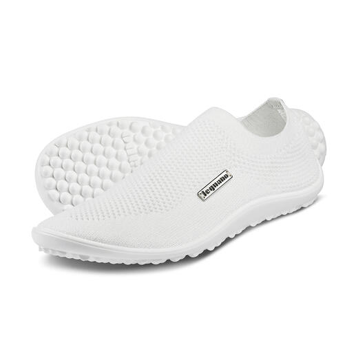 Weißer Barfuß-leguano® Slipper, leicht schräg auf dem Boden.