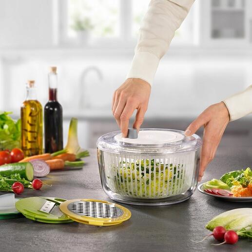 Joseph Joseph Multi-Prep™ Set beim Zubereiten von Salat mit Gemüse.