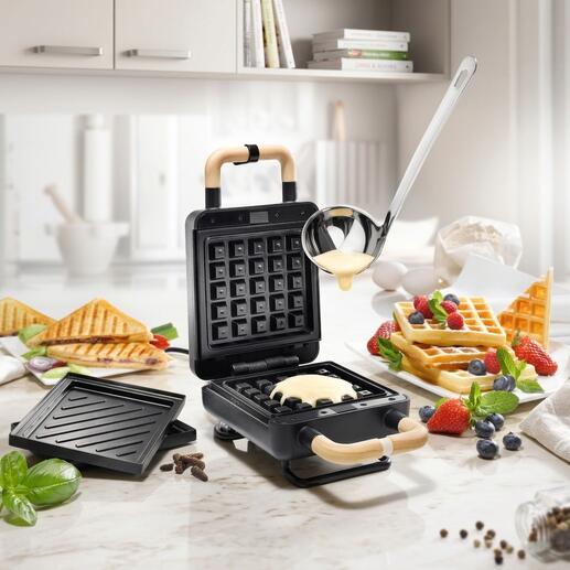 2-in-1 Waffel- und Sandwichmaker in einer modernen Küche, Teig wird eingegossen.