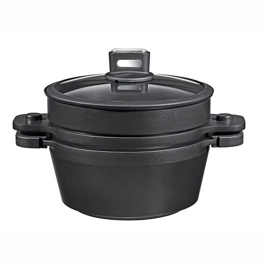 Gleichzeitig Kochtopf, Schmorpfanne und Dampfgarer: 5,5 l-Topf plus umgedrehtem Aluguss-Deckel plus Lochaufsatz plus Glasdeckel. Gleichzeitig Kochtopf, Schmorpfanne und Dampfgarer: 5,5 l-Topf plus umgedrehtem Aluguss-Deckel plus Lochaufsatz plus Glasdeckel.