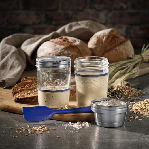 Kilner® Sauerteig-Bereiter Set mit Gläsern und Zutaten auf Holzbrett