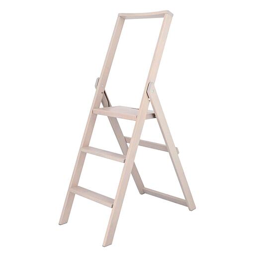 Flache Holz-Klappleiter in heller Farbe, seitliche Ansicht