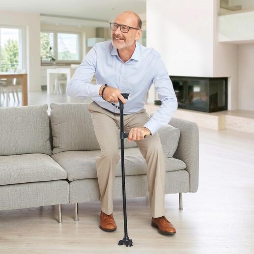 Person sitzt mit Clever Cane Geh- und Aufstehhilfe auf dem Sofa.
