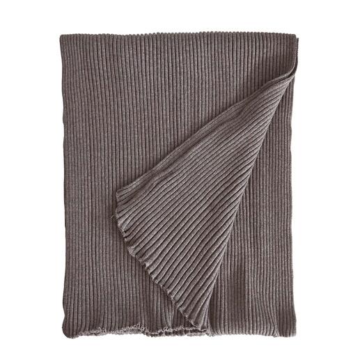 3-in-1 Plissee-Stola in Taupe, flach ausgelegt mit feinen Falten.