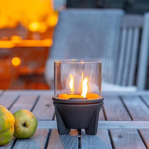 Auf Ihrer Terrasse schützt 11 cm hohes, brillant schimmerndes Borosilikatglas die Flamme vor Wind und Erlöschen.