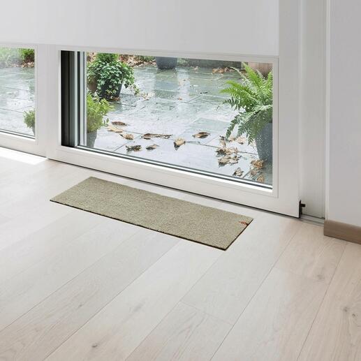 Terrassentür Fußmatte in beige vor einer Glastür.