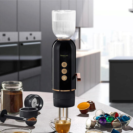 4-in-1 Kaffee- und Teebereiter mit Tassen und Zubehör in einer modernen Küche