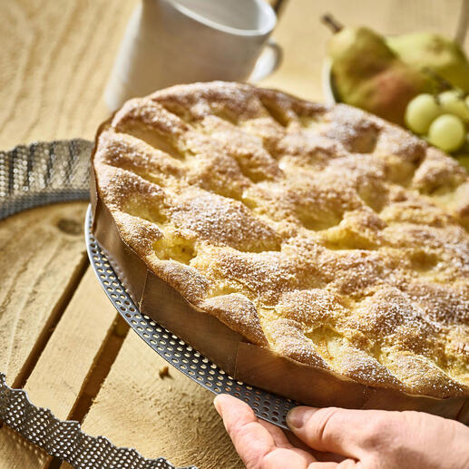 Perforierte Edelstahl-Backform mit frisch gebackenem Kuchen.
