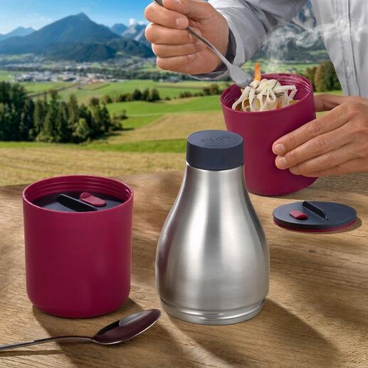 2-in-1 Lunchcontainer und Trinkflasche, in einer Berglandschaft verwendet.