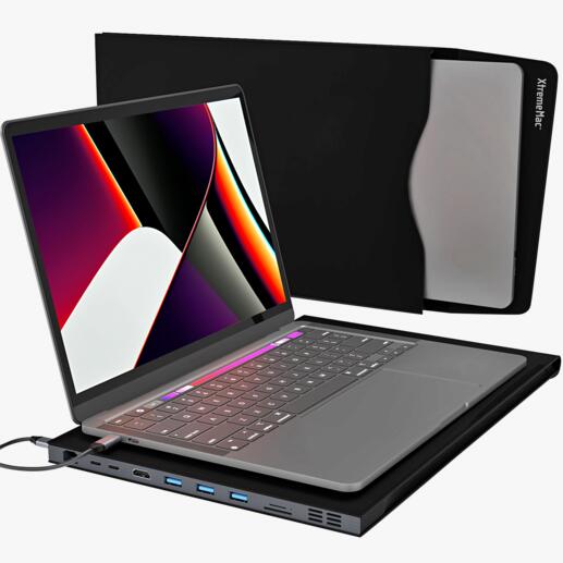 Laptop in Laptophülle mit blühendem Hintergrund.