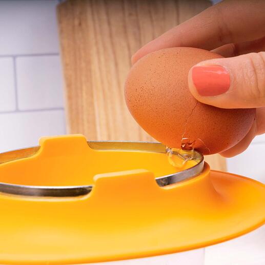 An der schmalen Edelstahlkante schlagen Sie das Ei sauber auf – ohne Zerbrechen.