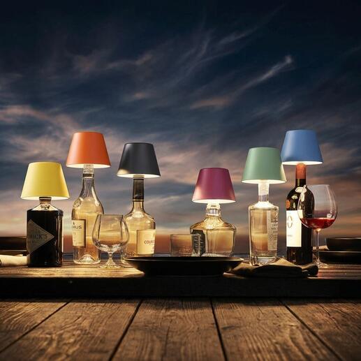 Sechs LED-Akku-Flaschenlichter in verschiedenen Farben auf einem Tisch.