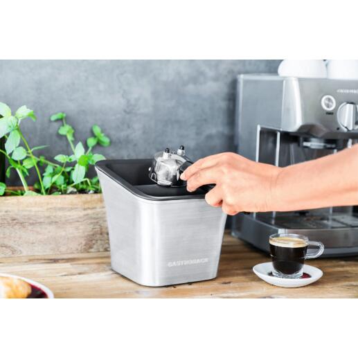 Abklopfbox Benutzer fügt Kaffeekapsel in die Design-Siebträgermaschine Advanced Duo ein.