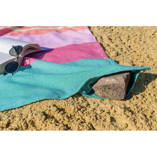 Mit Ecktaschen für Steine oder Sand - so beschwert fliegt das Tuch auch bei Wind nicht so leicht weg.