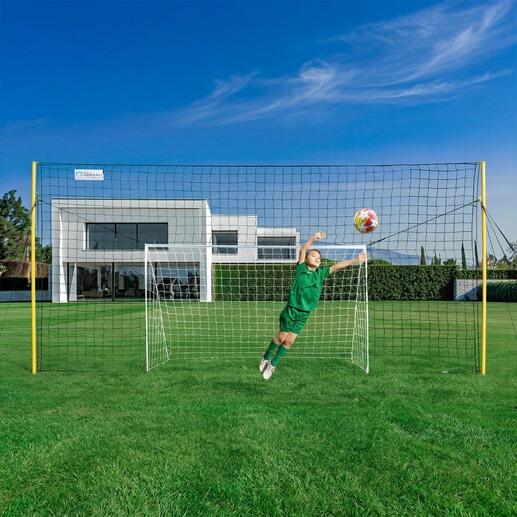 Tor mit Fangnetz, Spieler springt nach einem Ball