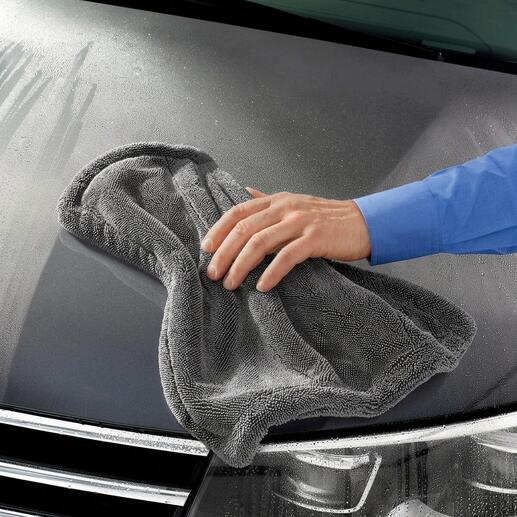 Profi Trocken- und Reinigungstuch wird auf dem Autodach verwendet.