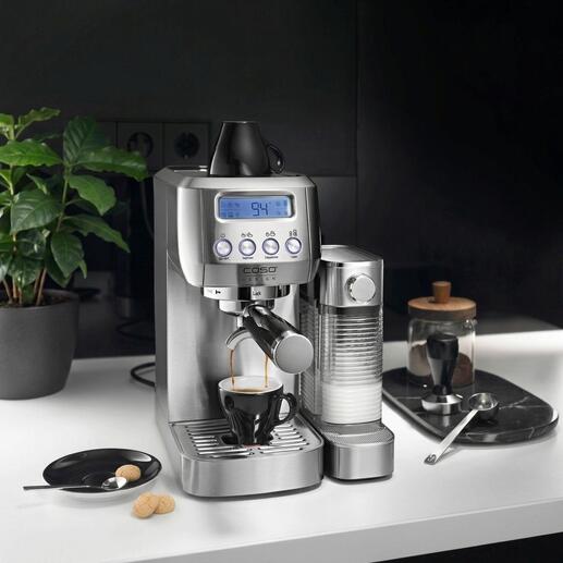 Espresso-Maschine mit digitalem Display und Tasse auf einer Arbeitsfläche.