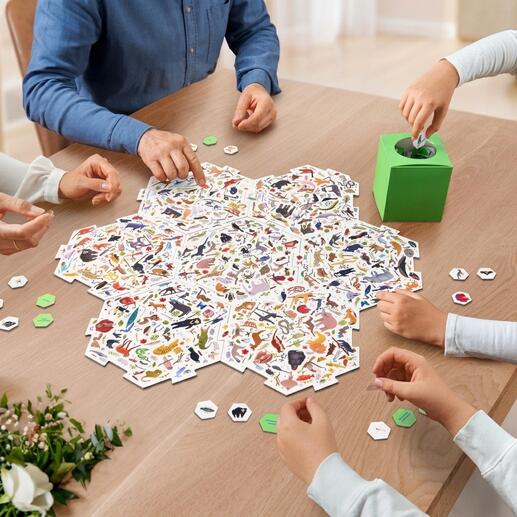 Gruppenspiel mit bunten Karten auf einem Tisch.