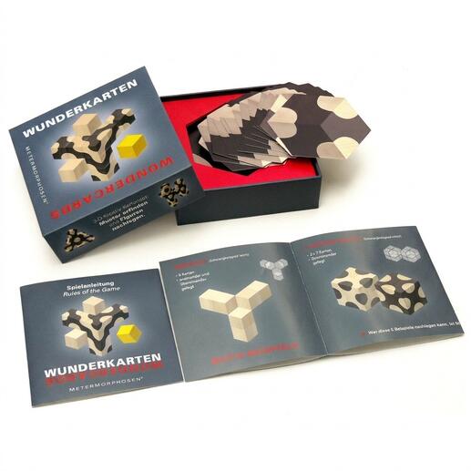 Wunderkarten-Spielbox und Karten mit Spielanleitung.