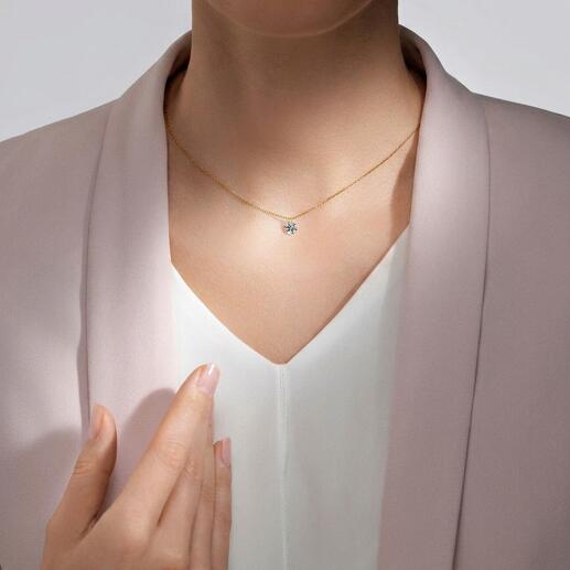 Dekorative Halskette mit schwebendem Moissanit-Anhänger, getragen von einer Person.