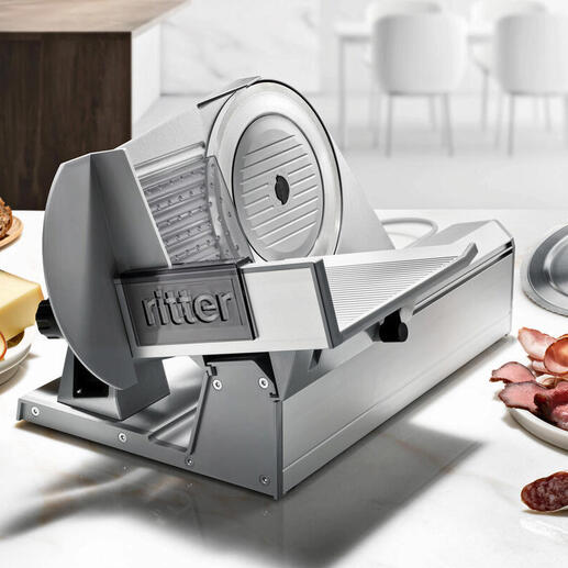 Feinschneider Tondo 13 auf einer Küchenarbeitsplatte mit Fleisch, Käse und Gemüse.