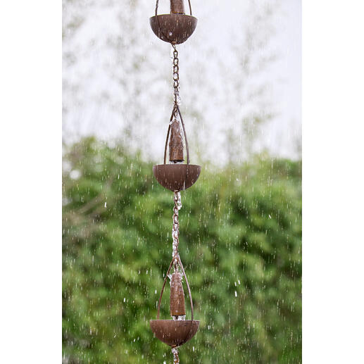 Das Regenwasser fließt sanft über die Kette nach unten und bereichert Ihren Garten um einen optischen und akustischen Reiz.