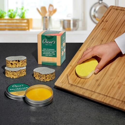Oscar's Holz-Pflegeset mit Schwämmen und Balsam auf Tisch.