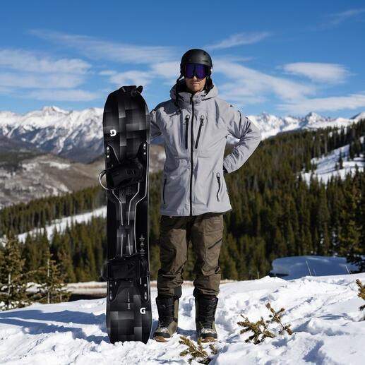 Person steht auf einer Skipiste mit einem Doubledeck®-Snowboard.